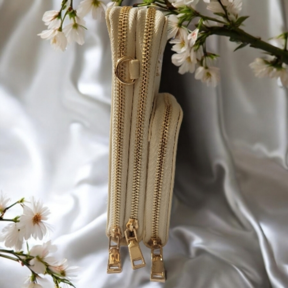 NWOT Loulu Beige Ivory Cream Crossbody Purse Bag Detachable Strap 3 Zip Pockets - Picture 4 of 10